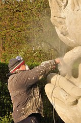 Arbeit an den Skulpturen 
